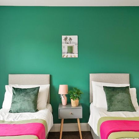 Lovely 4 Bed With Ensuite Free Wifi Off Street Parking In Sutton Morden  Kültér fotó