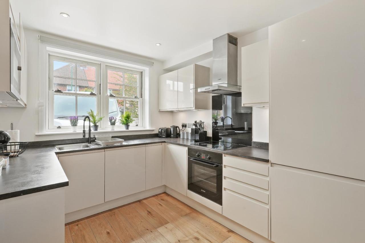 Lovely 4 Bed With Ensuite Free Wifi Off Street Parking In Sutton Morden  Kültér fotó