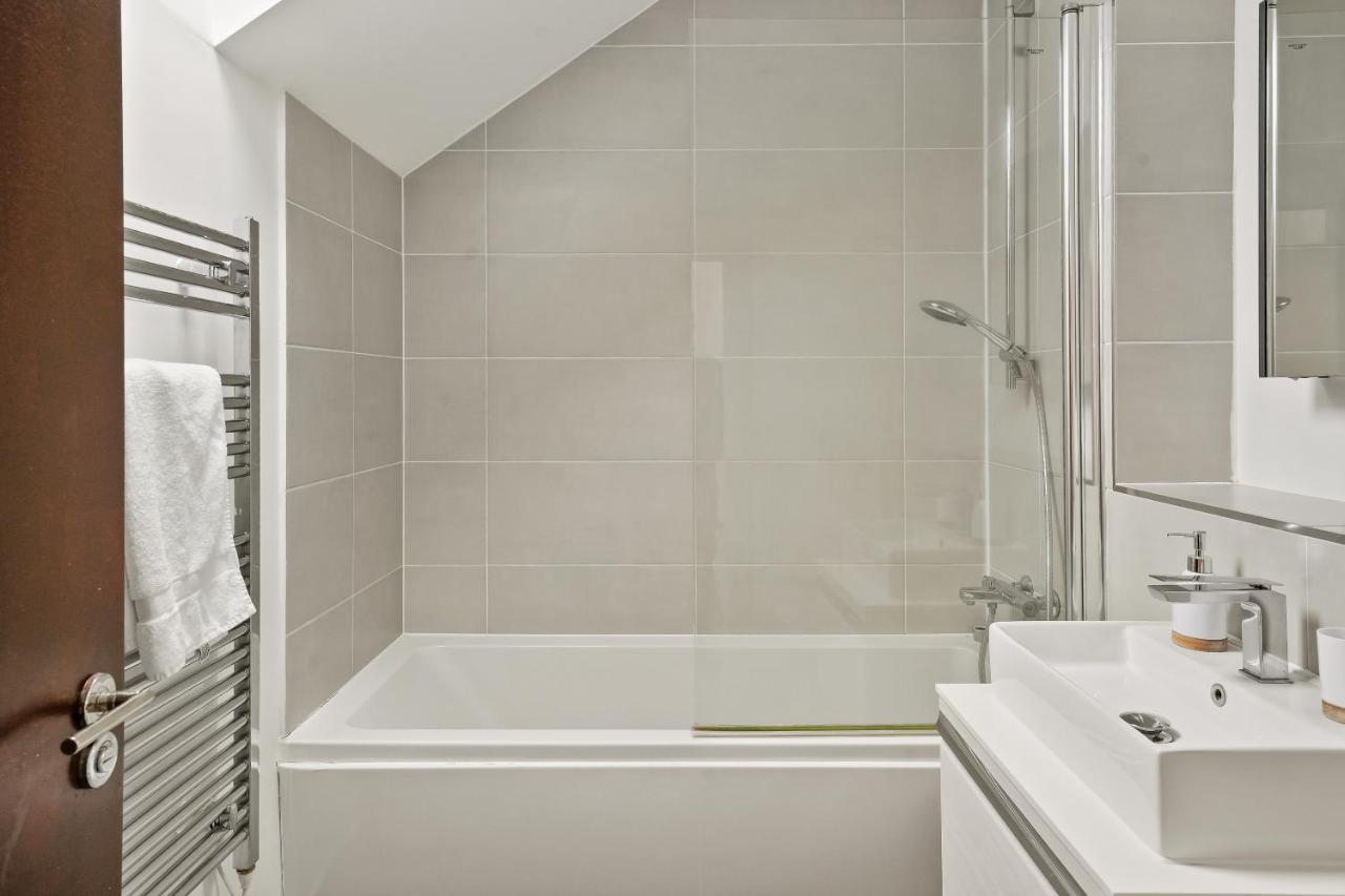 Lovely 4 Bed With Ensuite Free Wifi Off Street Parking In Sutton Morden  Kültér fotó