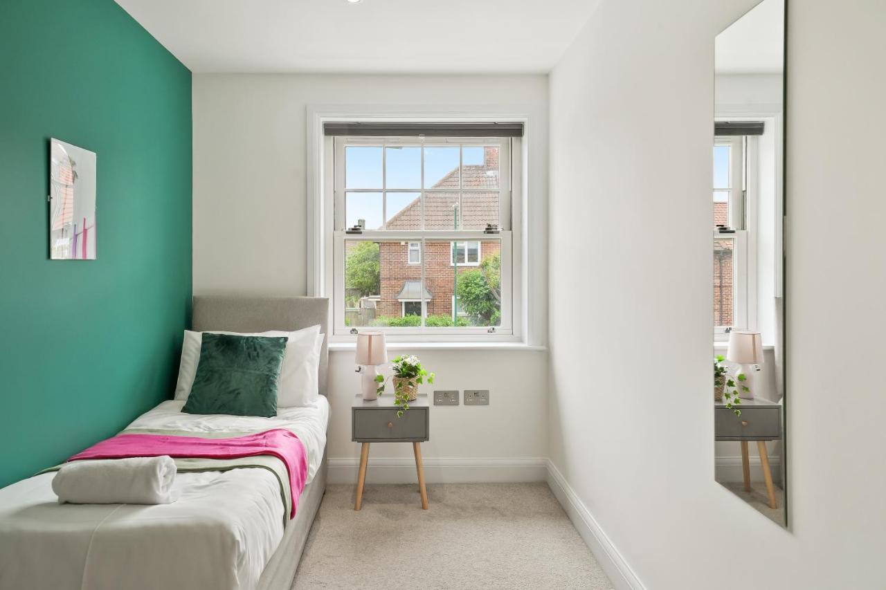 Lovely 4 Bed With Ensuite Free Wifi Off Street Parking In Sutton Morden  Kültér fotó