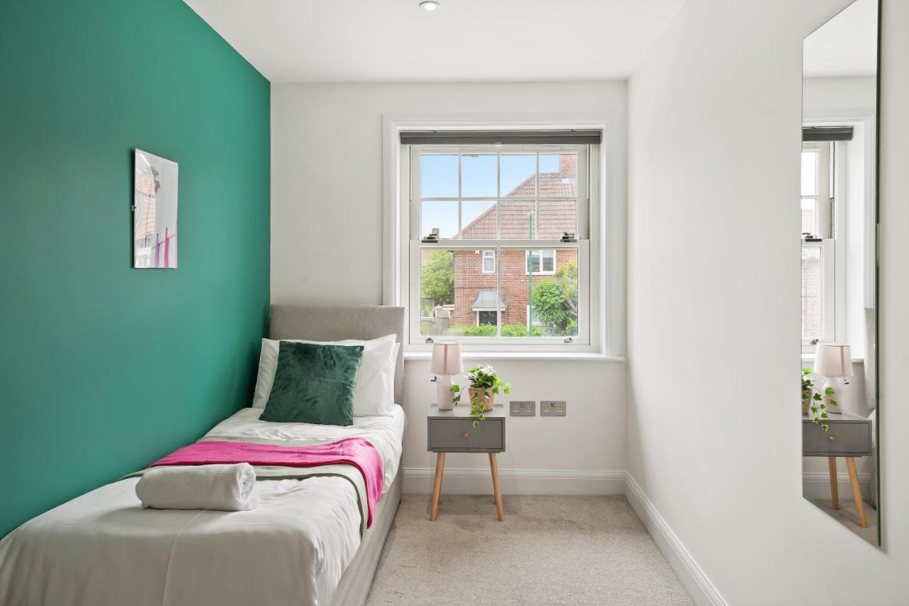 Lovely 4 Bed With Ensuite Free Wifi Off Street Parking In Sutton Morden  Kültér fotó