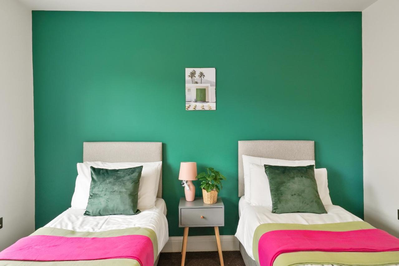 Lovely 4 Bed With Ensuite Free Wifi Off Street Parking In Sutton Morden  Kültér fotó