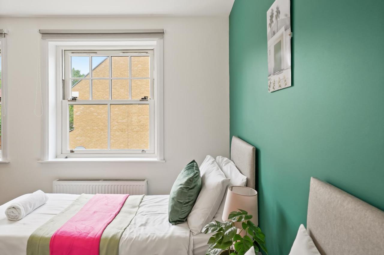 Lovely 4 Bed With Ensuite Free Wifi Off Street Parking In Sutton Morden  Kültér fotó